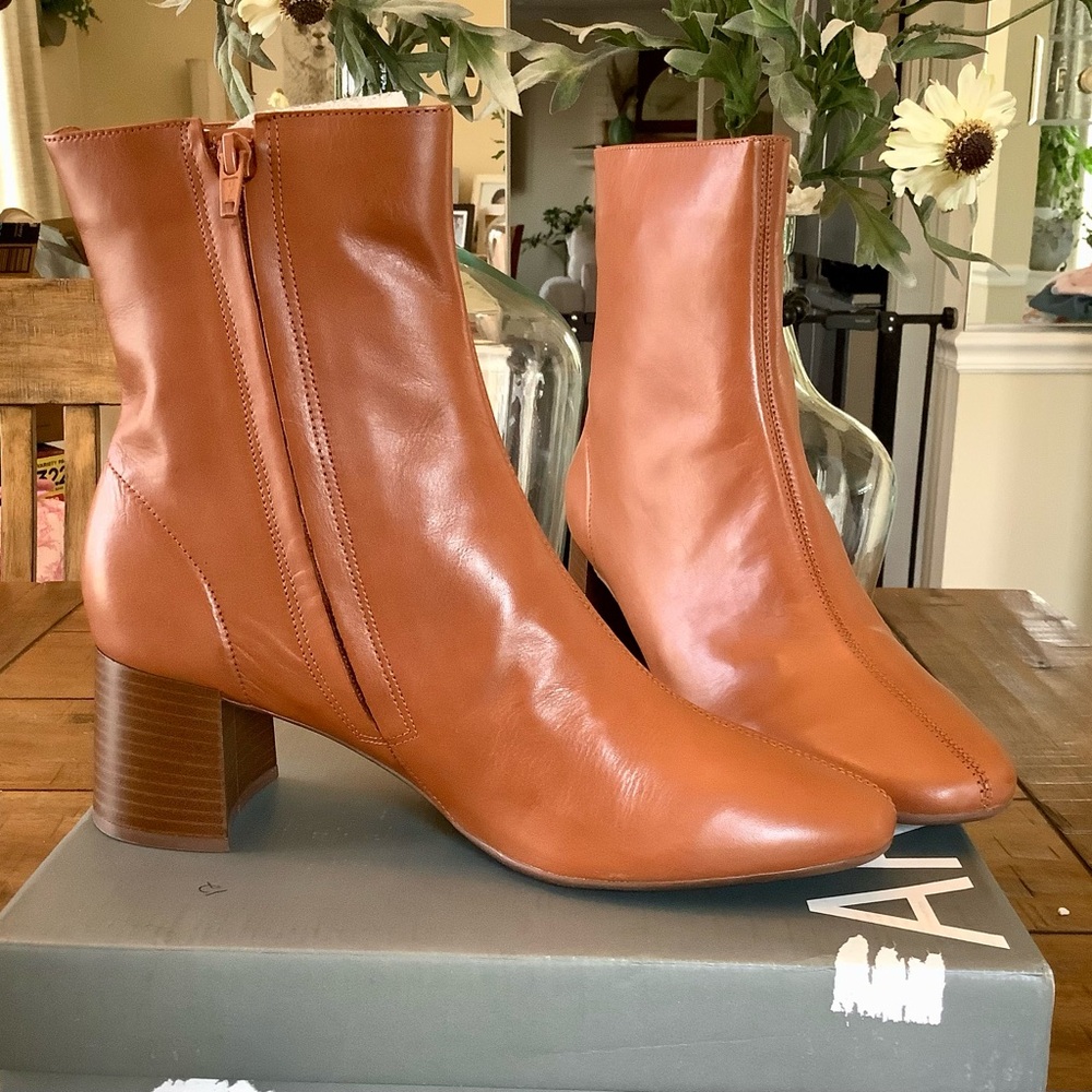 NIB- Made in Brazil Arezzo Cognac Leather Block Heel Boots Wms Sz 9.5